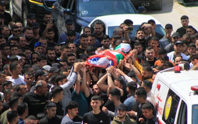 Imagen de archivo de un grupo de palestinos trasportando el cuerpo de una víctima.