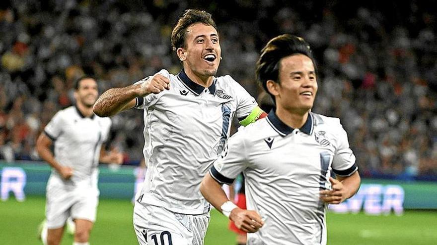 Kubo y Oyarzabal celebran uno de los dos goles que marcó la Real en Salzburgo. | FOTO: EUROPA PRESS