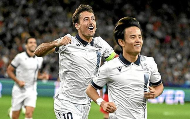 Kubo y Oyarzabal celebran uno de los dos goles que marcó la Real en Salzburgo. | FOTO: EUROPA PRESS