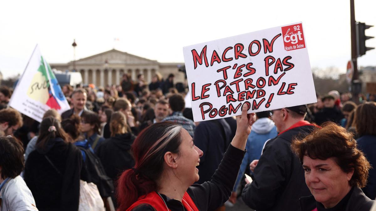 Protestas en Francia tras la aprobación de la polémica reforma de las pensiones.