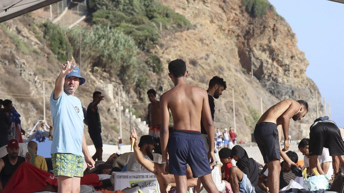 Migrantes en la playa del Trampolín de Ceuta.