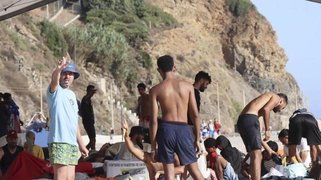 Migrantes en la playa del Trampolín de Ceuta.