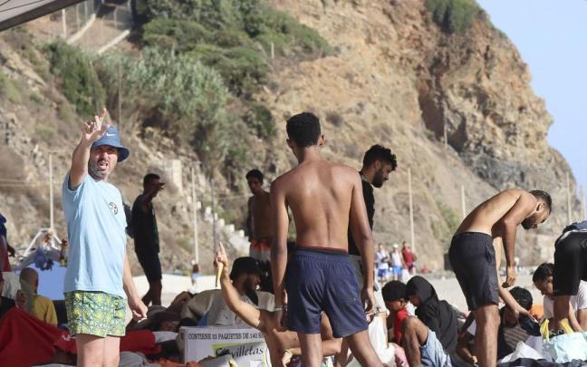 Migrantes en la playa del Trampolín de Ceuta.
