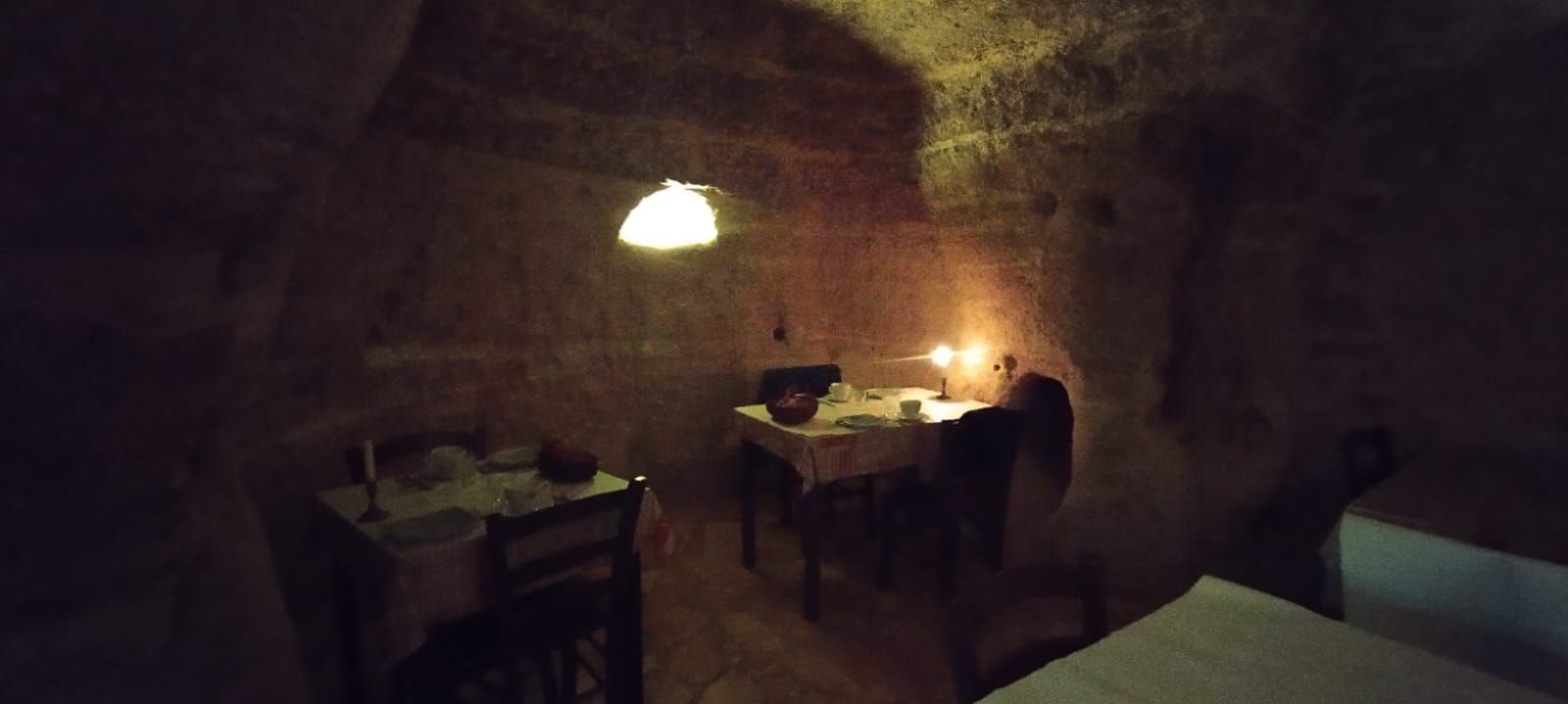 Desayuno a la luz de las velas en una cueva troglodita.