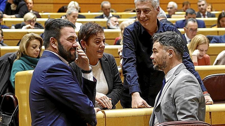 Iñarritu, Aizpurua y Matute charlan con el diputado de ERC Gabriel Rufián. | FOTO: EFE
