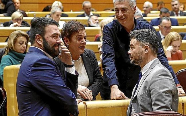 Iñarritu, Aizpurua y Matute charlan con el diputado de ERC Gabriel Rufián. | FOTO: EFE
