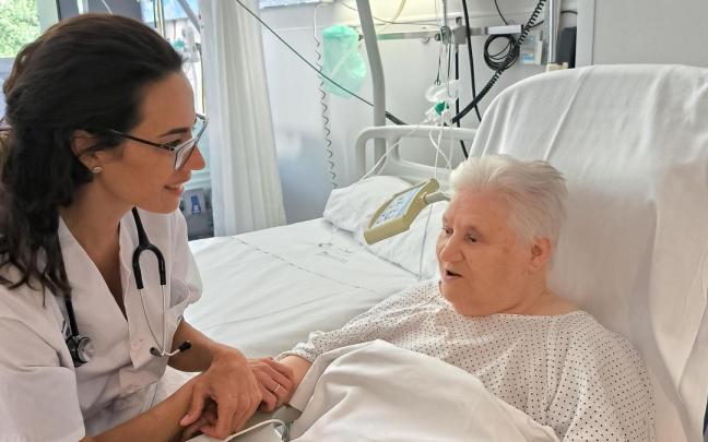La geriatra Pilar Sorando atiende a una paciente.