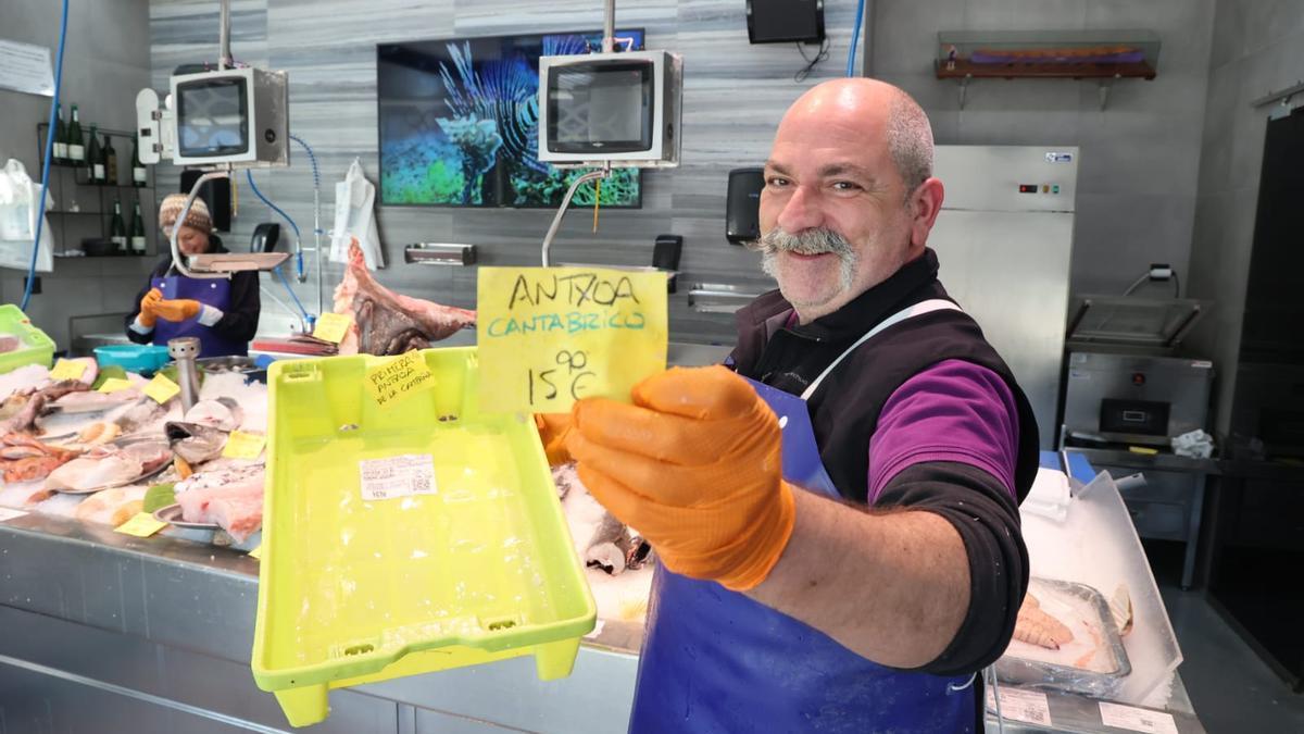 Luis Miguel Pecares, de la Pescadería Ginés, donde se han vendido ocho kilos de anchoa del Cantábrico.