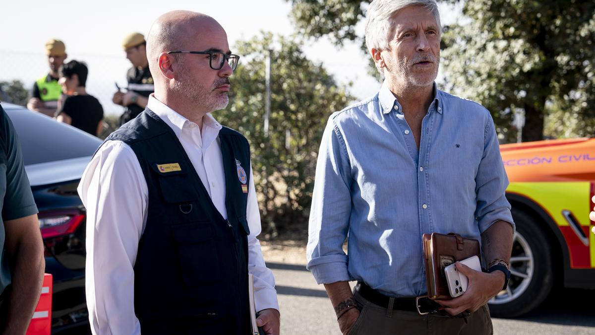 El ministro del Interior, Fernando Grande Marlaska (dcha.), y el delegado del Gobierno en la Comunidad de Madrid, Francisco Martín durante una visita al Puesto de Mando Avanzado.