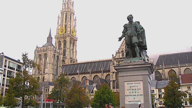 Estatua de Rubens ante la catedral, en la Groenplaats.