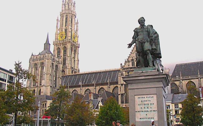 Estatua de Rubens ante la catedral, en la Groenplaats.