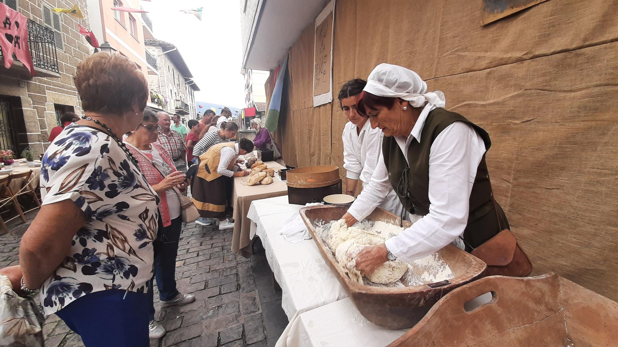 Exhibición de amasado de pan en una pasada feria medieval en Artziniega
