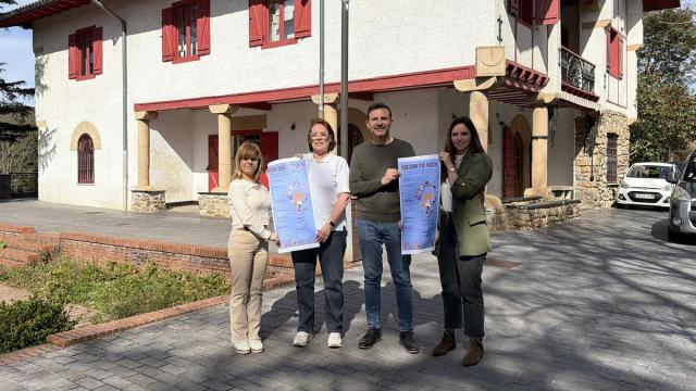 Representantes del Centro de la Mujer y del Ayuntamiento.