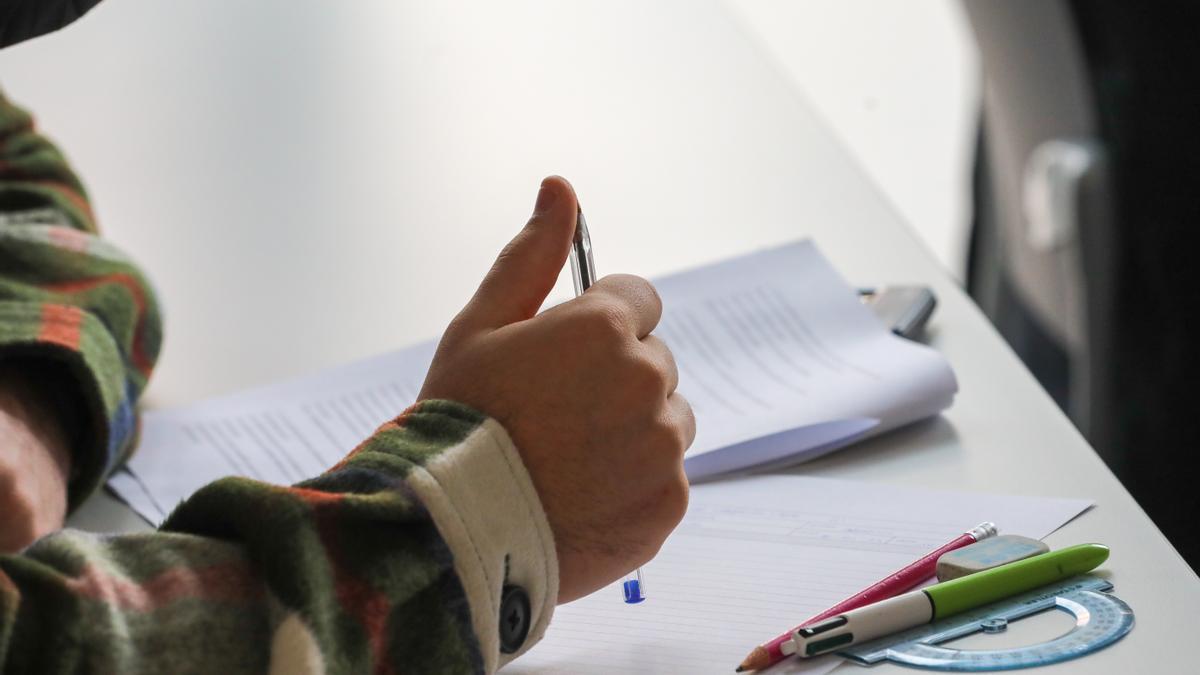 Un alumno haciendo un examen.