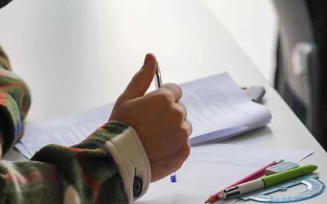 Un alumno haciendo un examen.