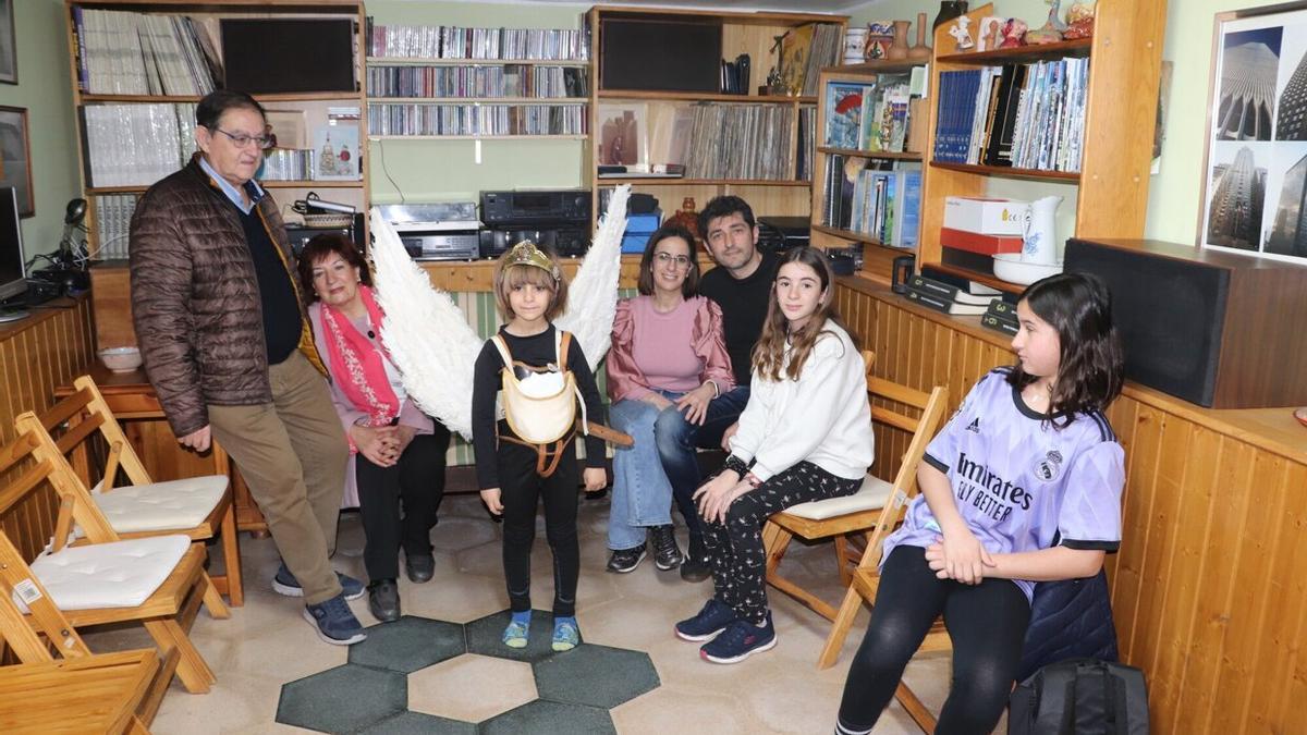 De izda. a derecha. abuelos paternos, los Manuel Martón y Lourdes Salcedo, Diego, su madre Marta Arriazu, su padre Óscar, la hermana Silvia y Martina Catalán, hija da Zoraida.