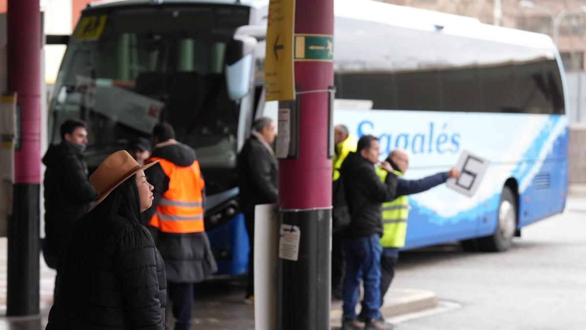 Varias personas en la estación de autobuses Fabra i Puig mientras continúa la suspensión del servicio de Rodalies