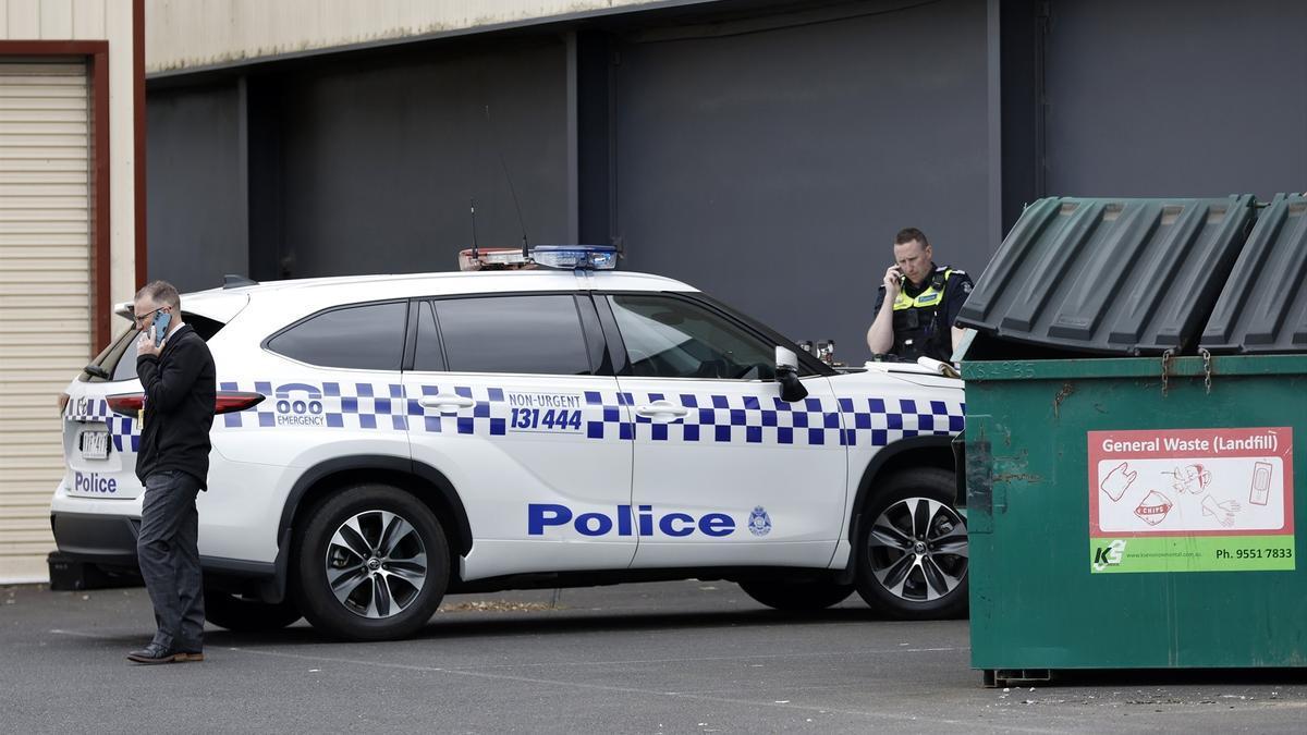 Policias australianos junto a su coche patrulla.