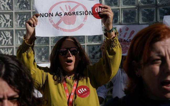 Personal se concentra frente al Hospital Meixoeiro de Vigo por una nueva agresión al personal sanitario.