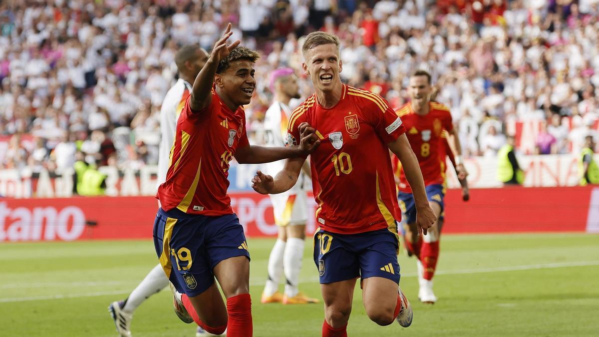 Olmo y Yamal celebran el gol.