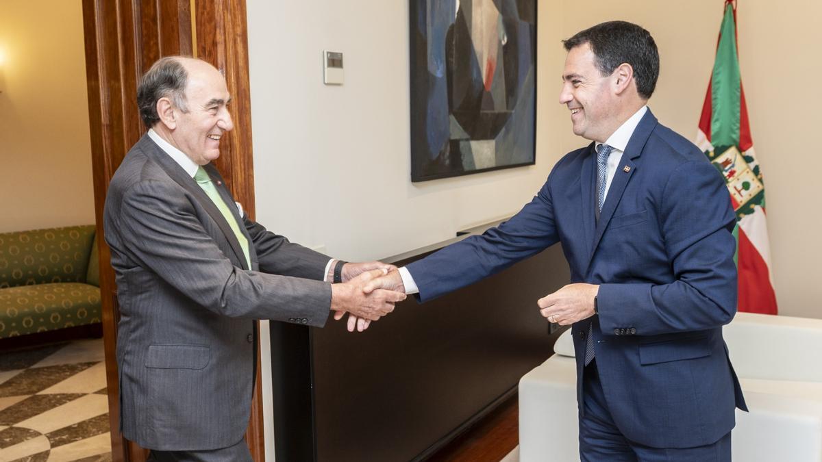 Galán y Pradales se saludan en lehendakaritza.