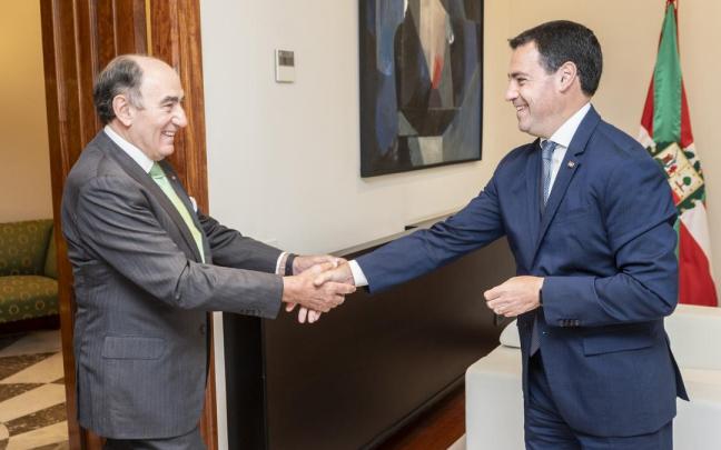 Galán y Pradales se saludan en lehendakaritza.