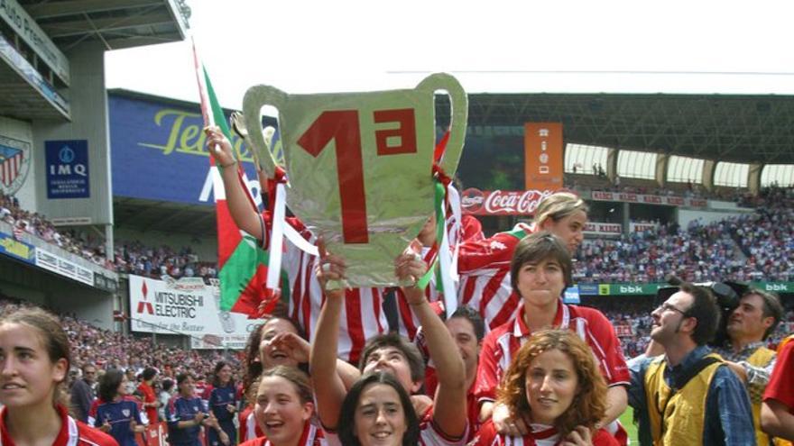 Las jugadoras rojiblancas celebran la conquista del título de liga en 2003 en el viejo San Mamés