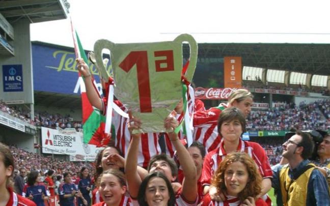 Las jugadoras rojiblancas celebran la conquista del título de liga en 2003 en el viejo San Mamés