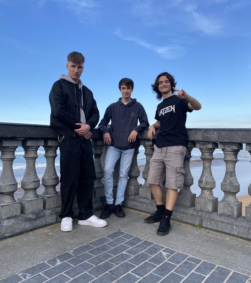 Haran Elola, Unai Carballo y Mikel Agirrezabala de Putzu Beltzean en Zarautz.