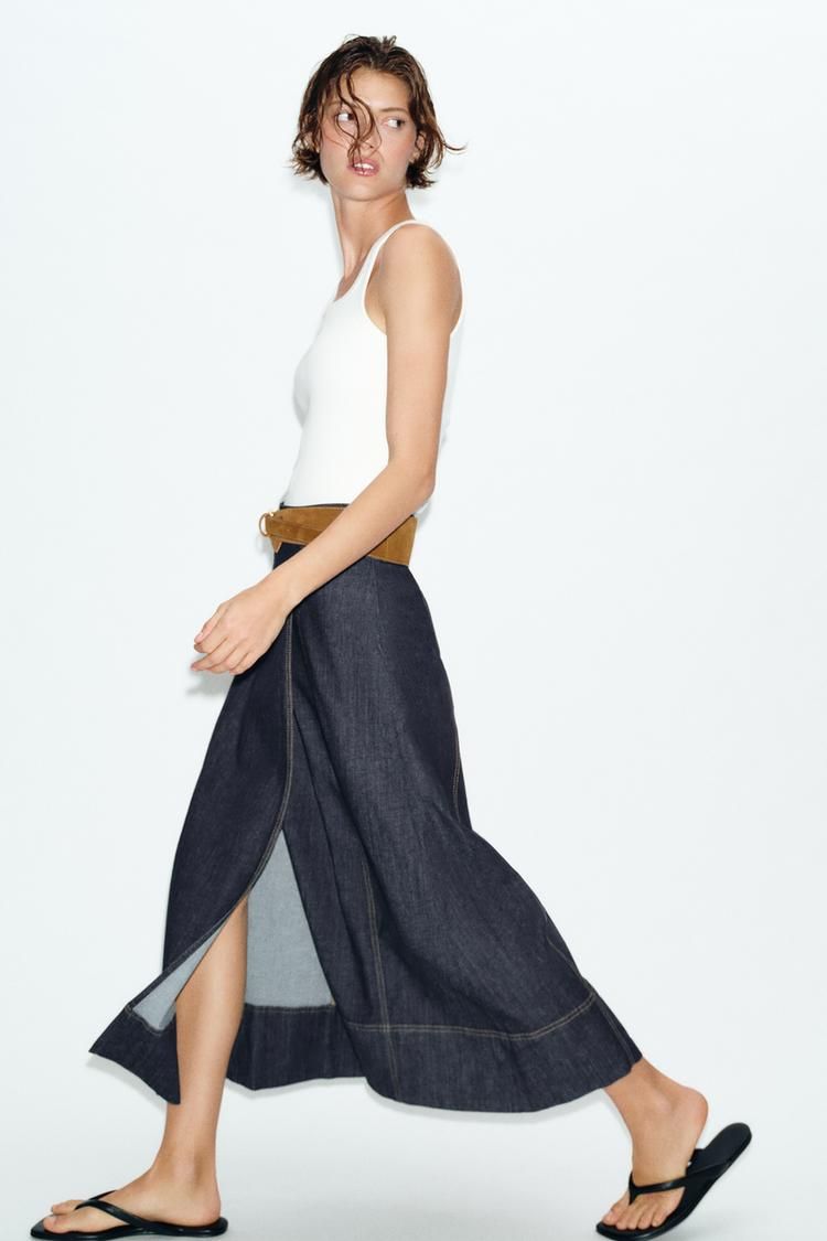 Falda midi con cinturón y camiseta de tirantes.