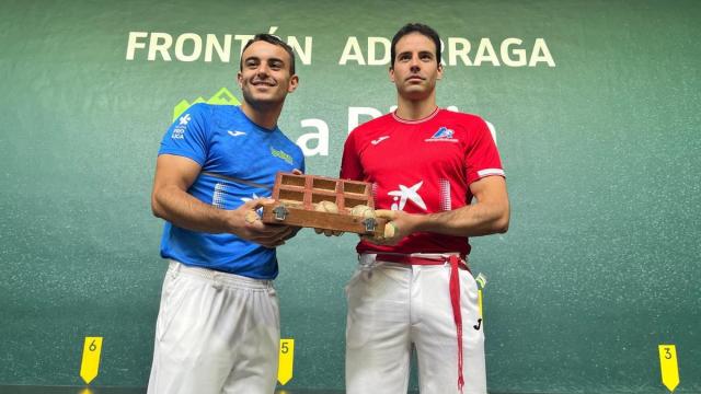 Iker Larrazabal y Darío Gómez, en la elección de material para la semifinal del Manomanista en el Adarraga de Logroño.