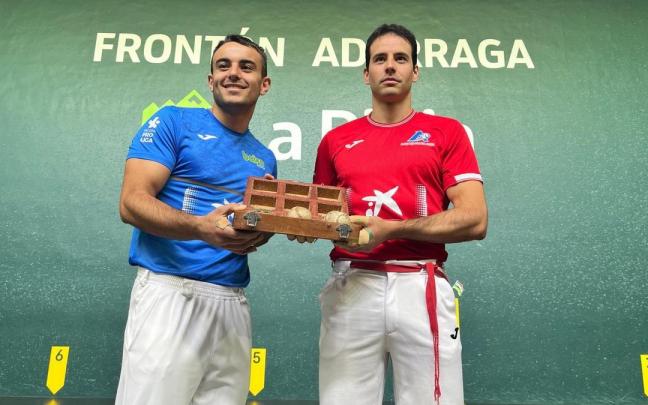 Iker Larrazabal y Darío Gómez, en la elección de material para la semifinal del Manomanista en el Adarraga de Logroño.