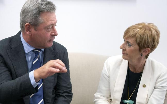 El portavoz, Bingen Zupiria, conversando ayer con la consejera Arantxa Tapia.