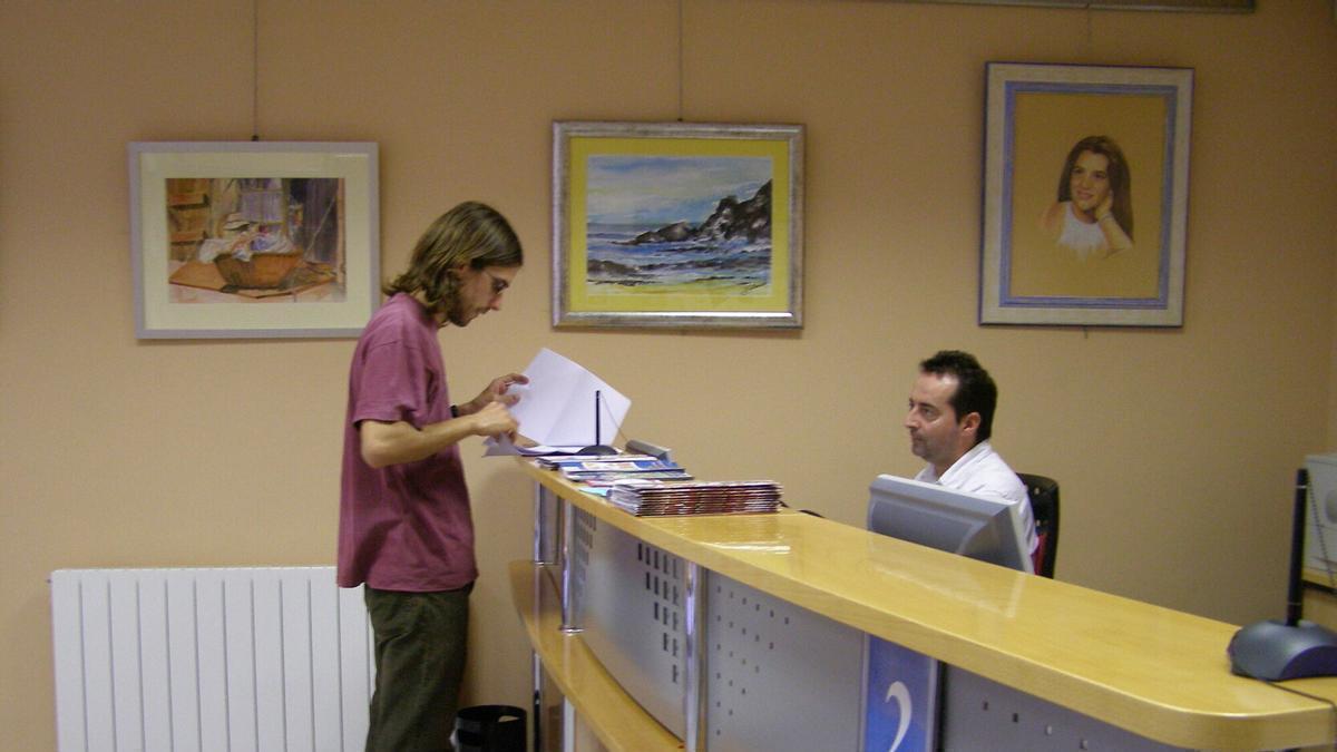Un empleado de la Administración atiene a una persona.