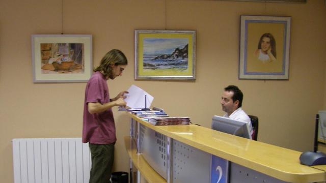 Un empleado de la Administración atiene a una persona.