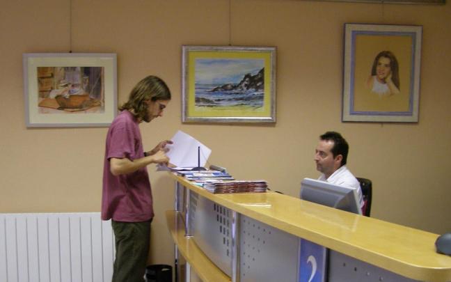 Un empleado de la Administración atiene a una persona.