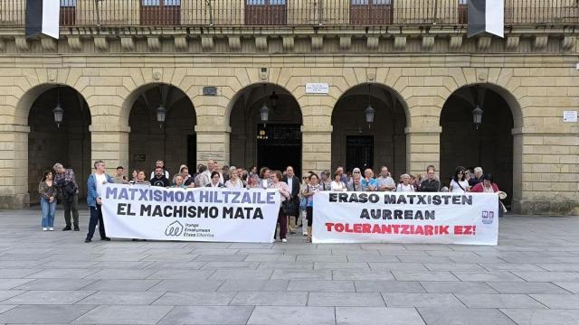 Concentración de repulsa a la violencia machista en la Plaza San Juan de Irun