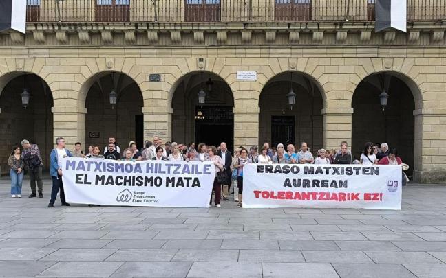 Concentración de repulsa a la violencia machista en la Plaza San Juan de Irun