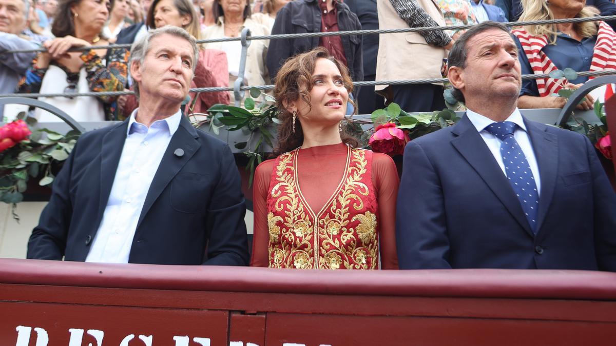 Isabel Díaz Ayuso y Alberto Nuñez Feijóo asisten a la corrida de la feria de otoño en Las Ventas.