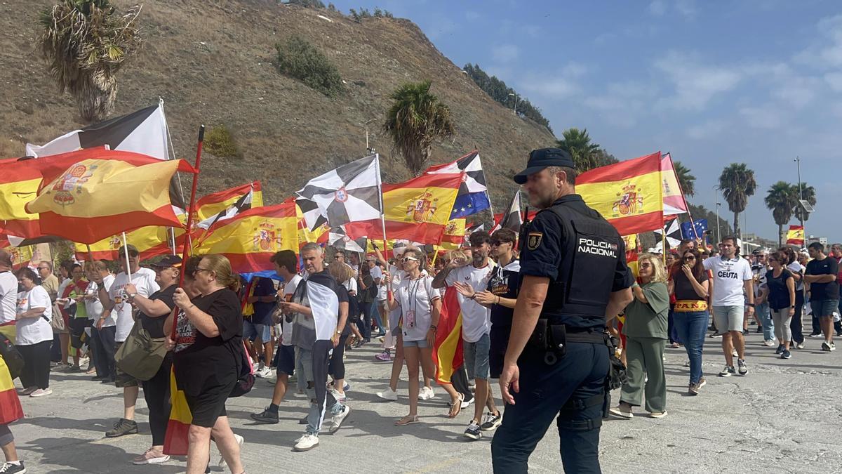 Cientos de ceutíes durante una manifestación en defensa de la españolidad de la ciudad y de su frontera, en Ceuta.