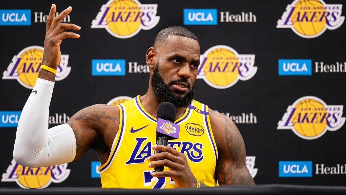 Lebron James atiende a los medios tras un partido con los Lakers.