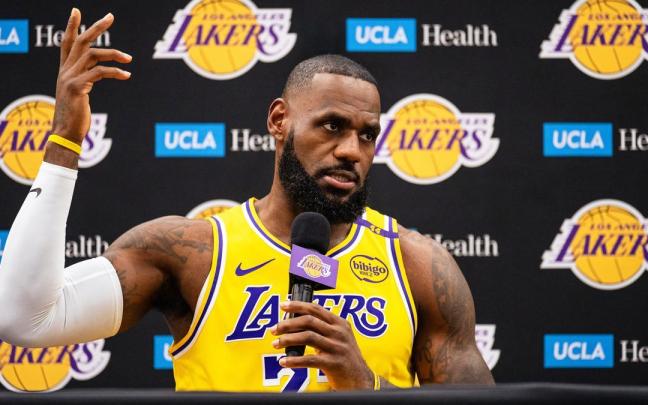 Lebron James atiende a los medios tras un partido con los Lakers.