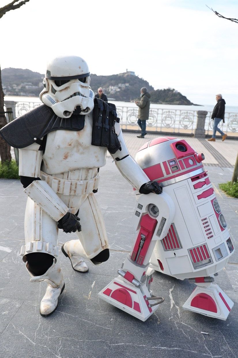 Andoni Serrano junto a R2