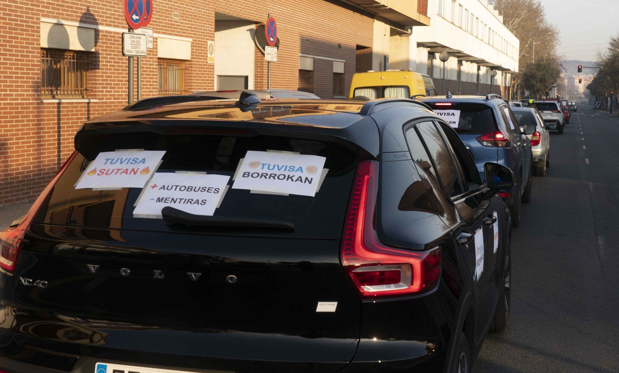Caravana de trabajadores de Tuvisa con sus vehículos, ayer en Gasteiz. Foto: Alex Larretxi