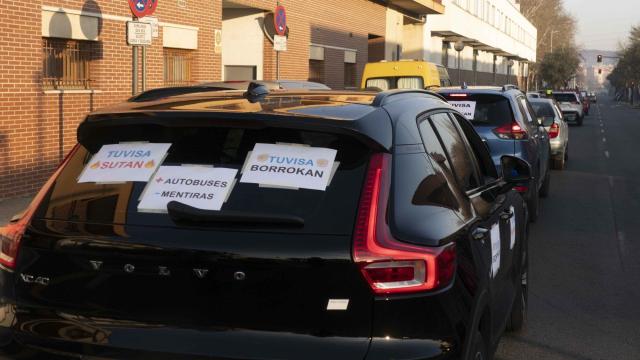 Caravana de trabajadores de Tuvisa con sus vehículos, ayer en Gasteiz. Foto: Alex Larretxi