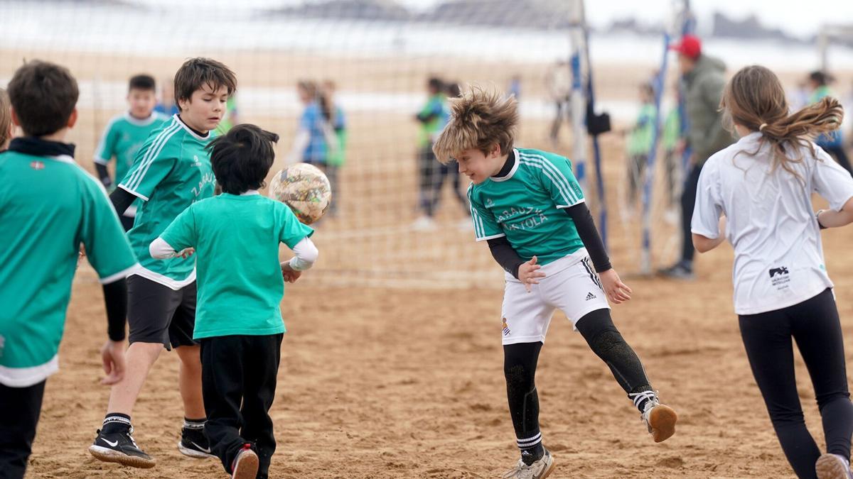 Niños jugando a fútbol playeros en el arenal de Zarautz.