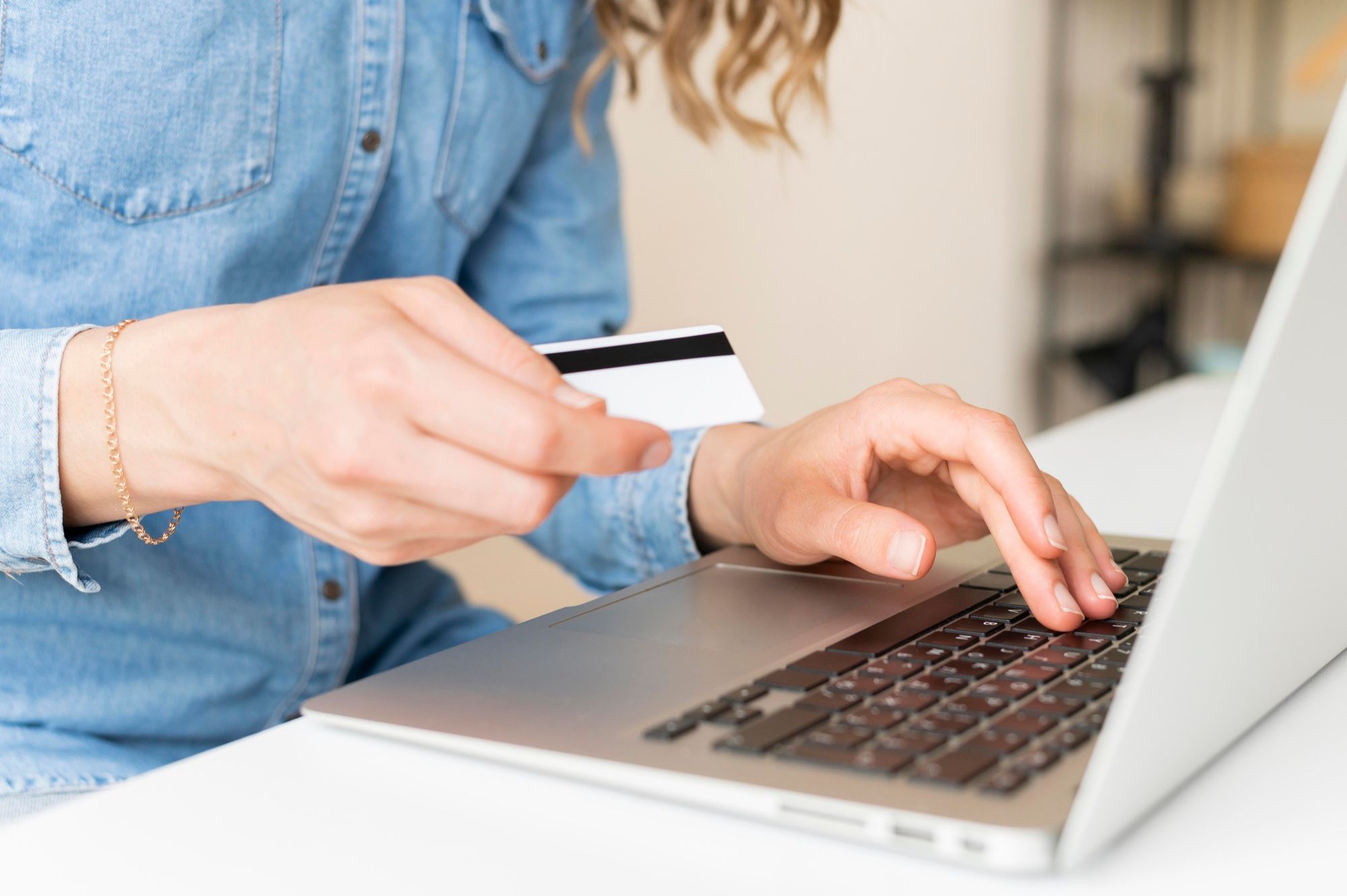Una mujer paga con tarjeta una compra 'on line'.