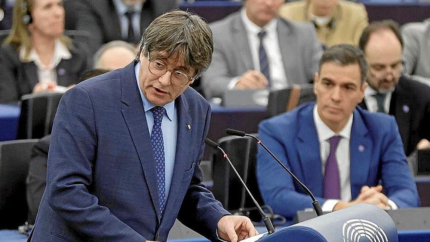 Carles Puigdemont y Pedro Sánchez, cuando coincidieron en la Eurocámara.