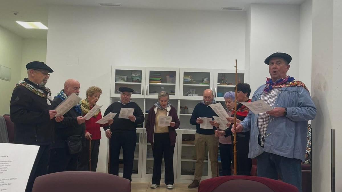 MIembros de Nagusilan Elgoibar, preparando su participación en los coros de Santa Agueda.