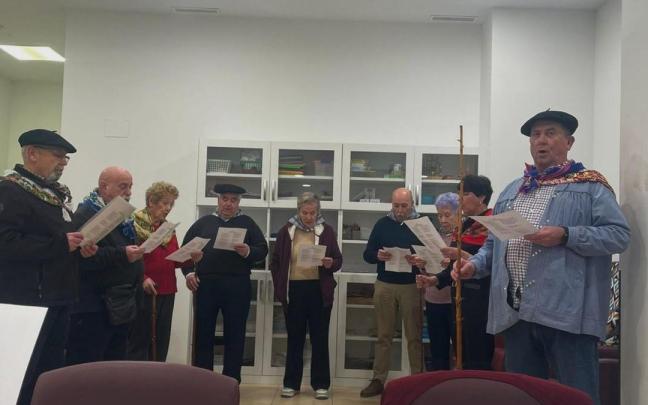 MIembros de Nagusilan Elgoibar, preparando su participación en los coros de Santa Agueda.